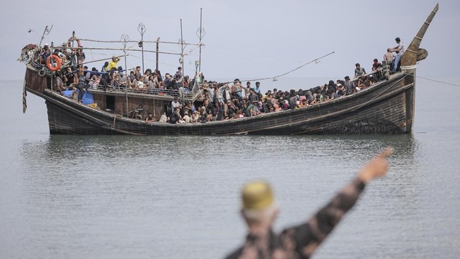 Warga Aceh menolak imigran Rohingya yang mendarat di pesisir kampung mereka, dan meminta kelompok imigran itu naik ke kapal dan melaut lagi.