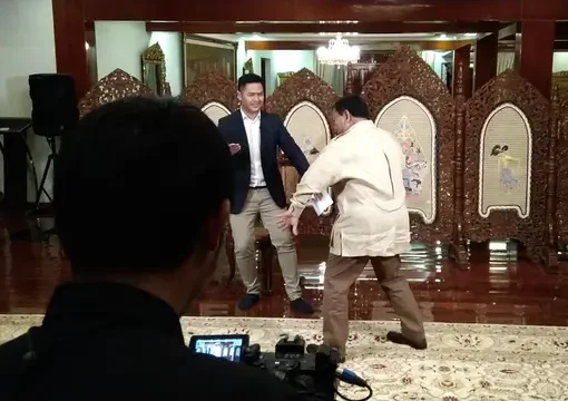 Capres nomor urut 02 Prabowo Subianto Berjoget di kediamannya, Kertanegara, Jakarta Selatan.