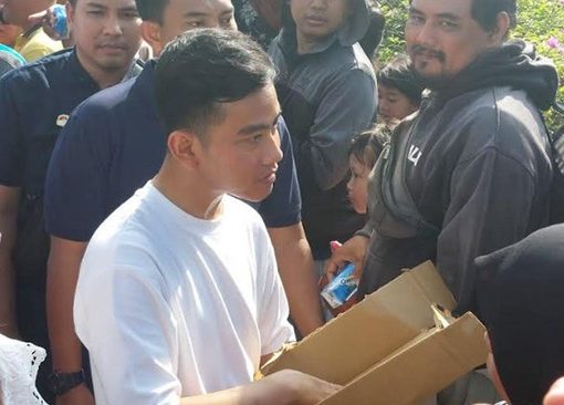 Gibran bagikan susu.
