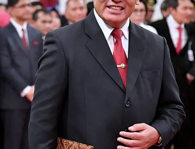 Komjen Firli Bahuri berpose saat pelantikan pimpinan KPK periode 2019-2023 di Istana Negara, Jakarta.