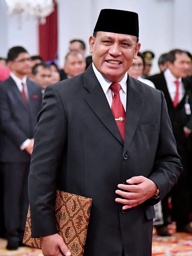 Komjen Firli Bahuri berpose saat pelantikan pimpinan KPK periode 2019-2023 di Istana Negara, Jakarta.