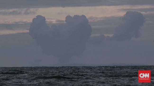 Gunung Anak Krakatau erupsi kembali pagi ini, Jumat (15/12).