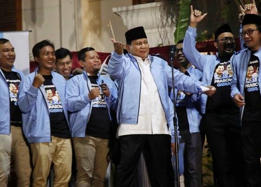 Calon presiden nomor urut 2, Prabowo Subianto berjoget usai menyambut relawan Matahari Pagi di Jakarta, Sabtu (17/11/2023).