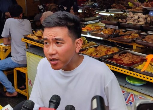 Calon wakil presiden nomor urut 2, Gibran Rakabuming Raka, selepas menyantap hidangan nasi kapau di kawasan Senen, Jakarta Pusat, Minggu (3/12/2023).