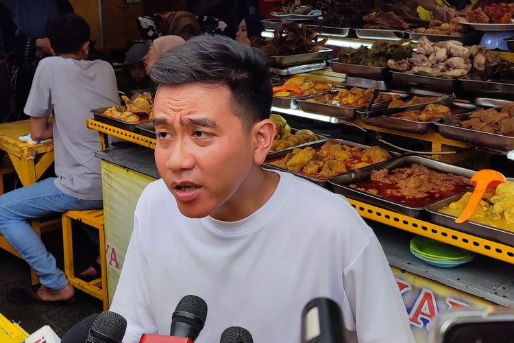 Calon wakil presiden nomor urut 2, Gibran Rakabuming Raka, selepas menyantap hidangan nasi kapau di kawasan Senen, Jakarta Pusat, Minggu (3/12/2023).