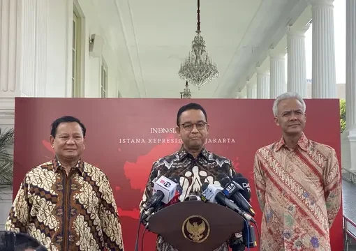 Calon Presiden (Capres) Anies Baswedan, Ganjar Pranowo dan Prabowo Subianto di Istana usai makan siang bersama Presiden Joko Widodo (Jokowi).