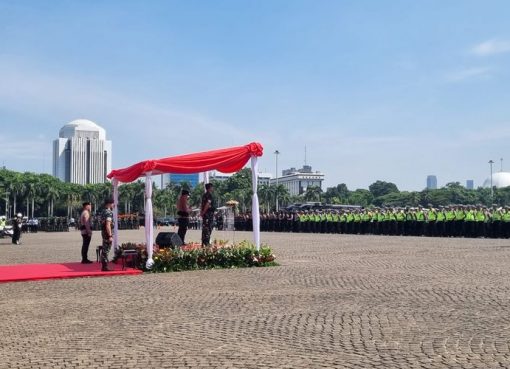 Wakil Kepala Kepolisian Negara Republik Indonesia (Wakapolri) Komjen Agus Andrianto dan Kepala Staf Umum (Kasum) TNI Letjen Bambang Ismawan memimpin Apel Operasi Lilin dalam rangka Pengamanan Natal 2023 dan Tahun Baru 2024 di Lapangan Silang Monas, Jakarta, Kamis (21/12/2023).