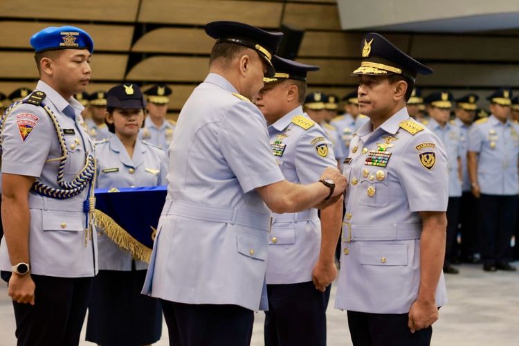 Marsekal Madya (Marsdya) Andyawan Martono Putra resmi menjabat Wakil Kepala Staf TNI Angkatan Udara (Wakasau) menggantikan Marsdya Agustinus Gustaf Brugman setelah dilaksanakan serah terima jabatan (sertijab). Sertijab dipimpin langsung oleh Kepala Staf TNI AU (KSAU) Marsekal Fadjar Prasetyo di Auditorium Detasemen Markas Besar TNI AU, Cilangkap, Jakarta Timur, Rabu (20/12/2023).