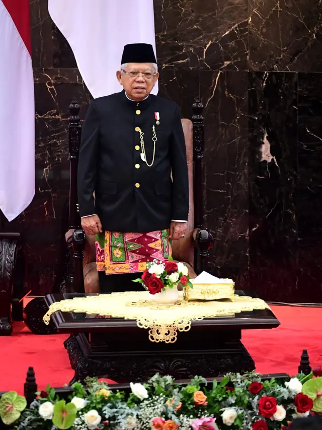 Wakil Presiden Ma’ruf Amin mengenakan pakaian adat Demang khas adat Betawi saat mengikuti Sidang Tahunan MPR, Rabu Pagi, 16 Agustus 2023. Di acara ini, Wapres didampingi istrinya, Wury Ma’ruf Amin yang tiba di Gedung Nusantara sekitar pukul 08.27 WIB.