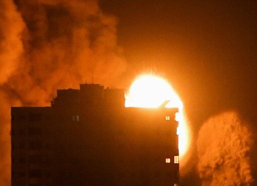 Kepulan asap akibat serangan Israel di Gaza. (Foto: File Reuters/ Arab News)