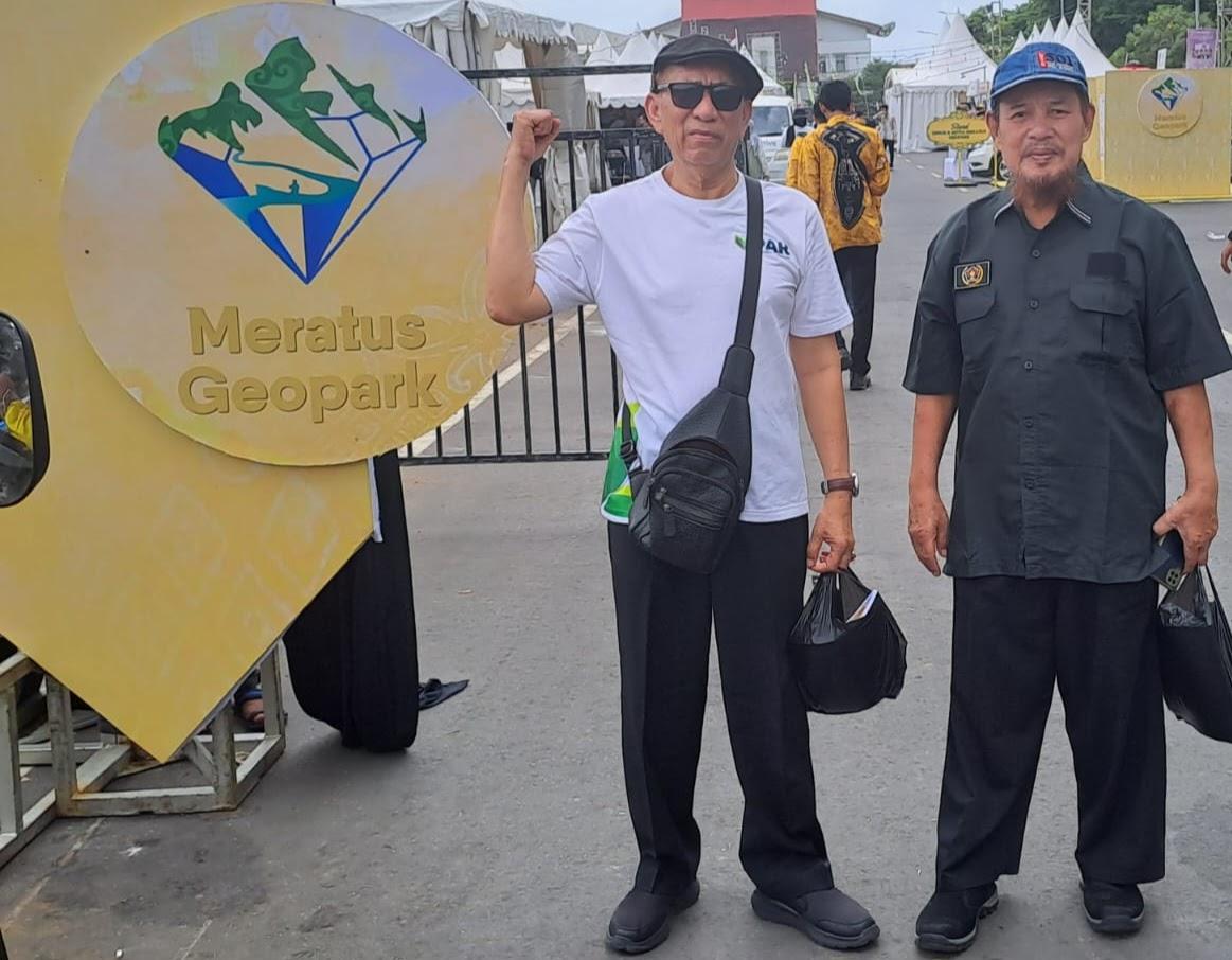 A.R. Loebis (kiri) adalah salah seorang juri lomba.(Foto: Ist)