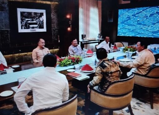 Presiden Prabowo Subianto menerima kunjungan Wakil Presiden ke-10 dan ke-12 Republik Indonesia (RI) Jusuf Kalla, dan Menteri Pertanian (Mentan) Andi Amran Sulaiman di Presidential Lounge, Istana Kepresidenan Jakarta, pada Selasa, 4 Februari 2025. (Foto: BPMI Setpres/Muchlis Jr)