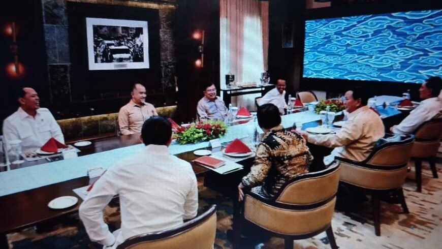 Presiden Prabowo Subianto menerima kunjungan Wakil Presiden ke-10 dan ke-12 Republik Indonesia (RI) Jusuf Kalla, dan Menteri Pertanian (Mentan) Andi Amran Sulaiman di Presidential Lounge, Istana Kepresidenan Jakarta, pada Selasa, 4 Februari 2025. (Foto: BPMI Setpres/Muchlis Jr)