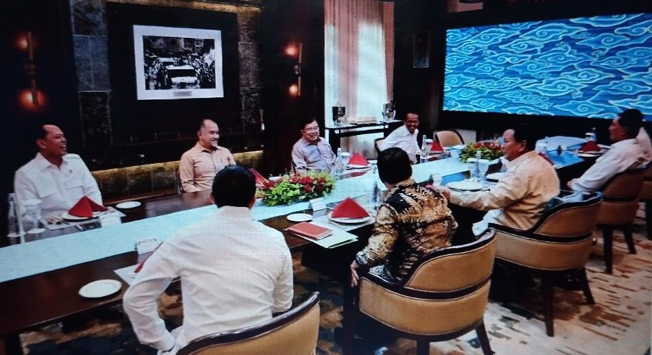 Presiden Prabowo Subianto menerima kunjungan Wakil Presiden ke-10 dan ke-12 Republik Indonesia (RI) Jusuf Kalla, dan Menteri Pertanian (Mentan) Andi Amran Sulaiman di Presidential Lounge, Istana Kepresidenan Jakarta, pada Selasa, 4 Februari 2025. (Foto: BPMI Setpres/Muchlis Jr)