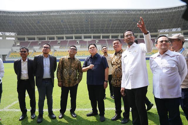 Erick Tohir dan Gub Jabar meninjau ke lapangan. (hen)